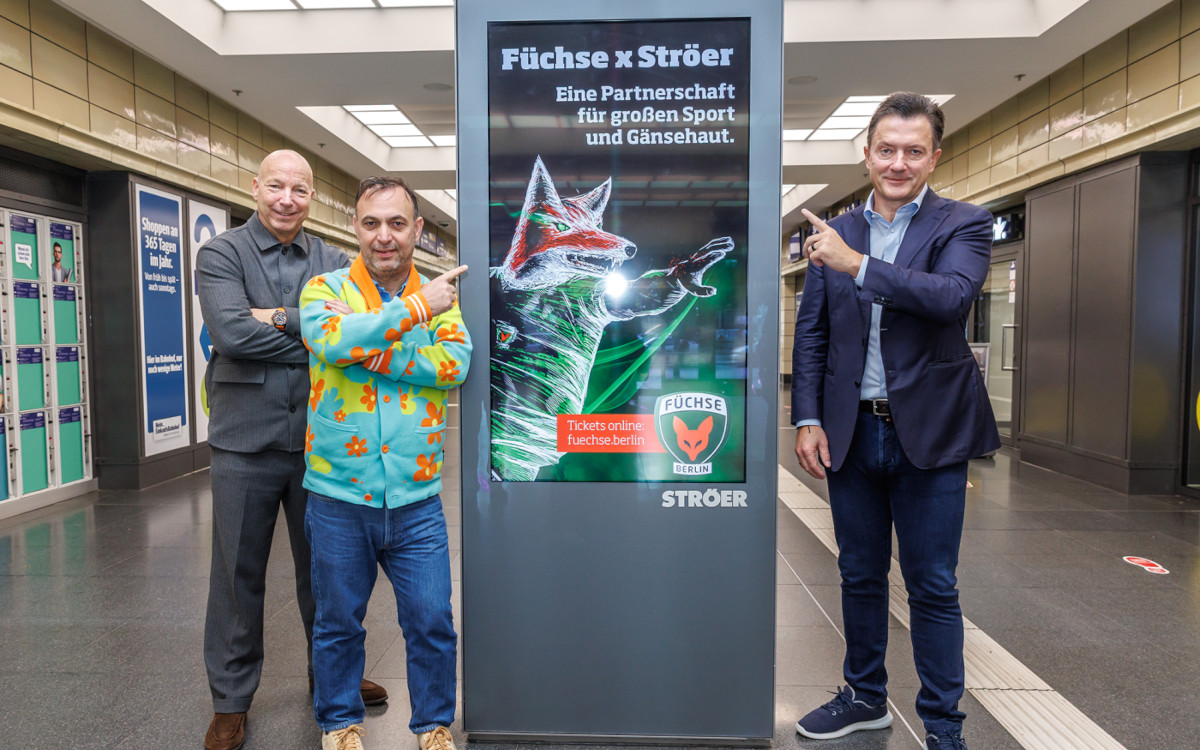 Präsentieren die Füchse-Ströer-Partnerschaft (von links): Christopher Jahns, Vorstand für Nachhaltigkeit, und Bob Hanning, Geschäftsführer der Berliner Füchse, sowie Udo Müller, Co-CEO und Gründer von Ströer (Foto: Berliner Füchse/Andreas Gora)