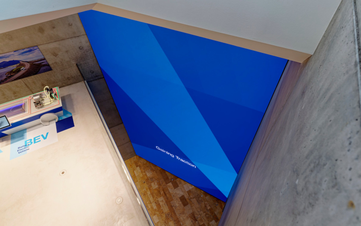 LED-Wall im Showroom von Mahle (Foto: mevis.tv)