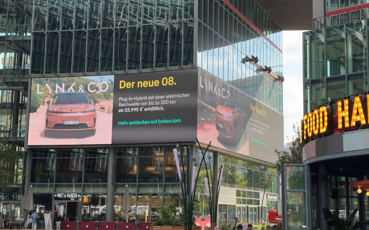 Lynk & Co auf dem DooH-Screen im Berliner Zentrum am Potsdamer Platz. (Foto: Lynk & Co)