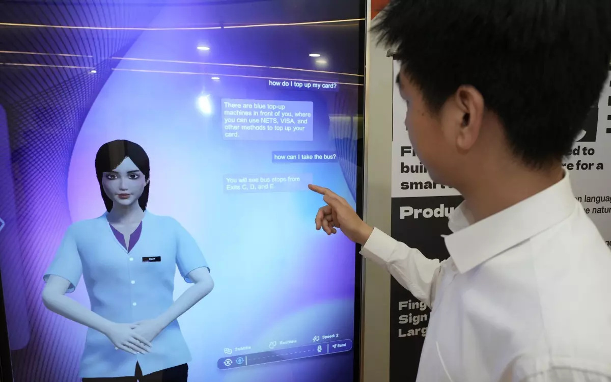 Silvia – virtuelle Assistentin für Gebärdensprache in Singapurs Bahnhöfen (Foto: SBS Transit)