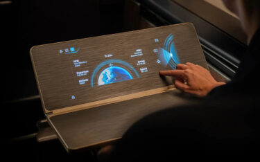 Direkt ins Kabinendesign integriert: der Nice Intellitable von Lufthansa Technik (Foto: Lufthansa Technik)