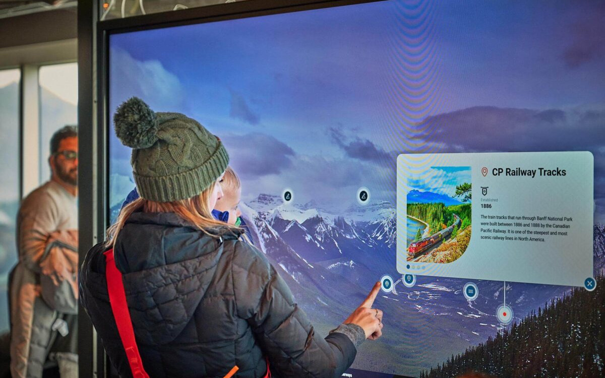 Touchscreen in der Banff-Seilbahn-Station (Foto: Banff Pursuit Collection)