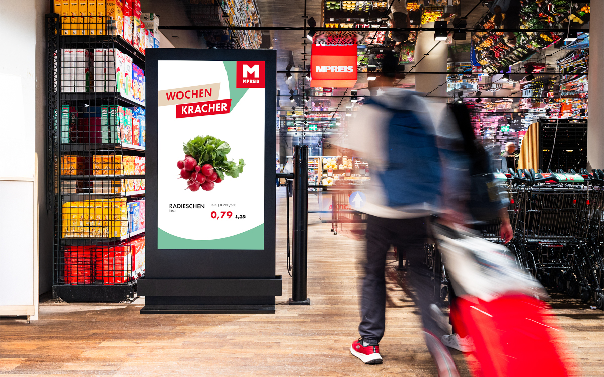 Digooh-Stele bei MPreis (Foto: DIGOOH)