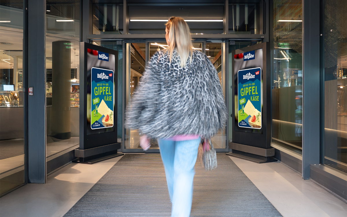Der Prime Retail Entry besteht aus zwei DooH-Stelen, die den Eingang flankieren. (Foto: DIGOOH)
