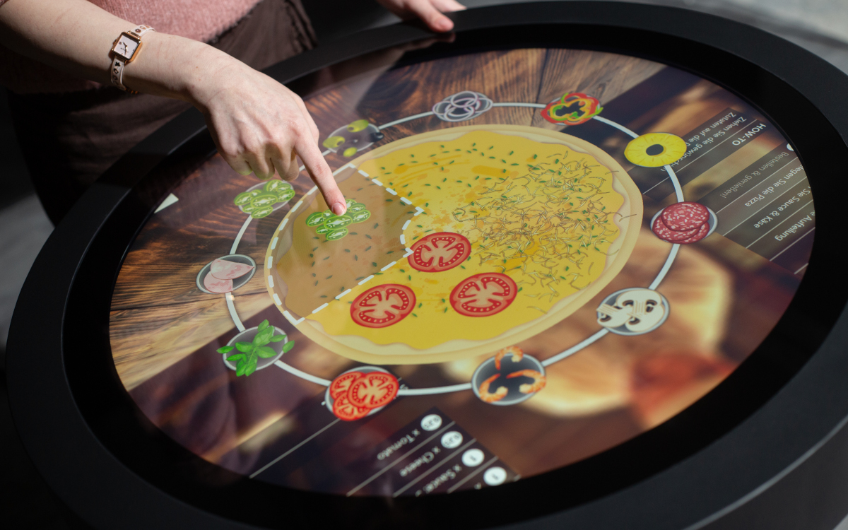 Der Multitouchtisch Apollo enthält eine vorinstallierte Software speziell für runde Displays. (Foto: eyefactive)