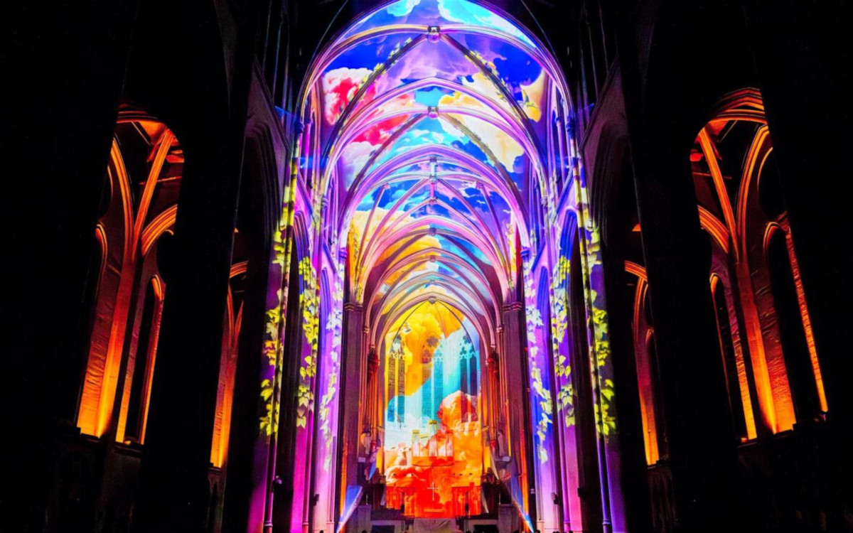 Die Aura-Experience in der Grace Cathedral, San Francisco (Foto: Moment Factory)