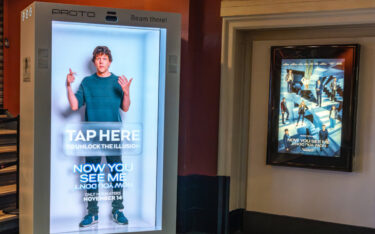 Proto-Installation mit Jesse Eisenberg (Foto: Proto/Lionsgate)