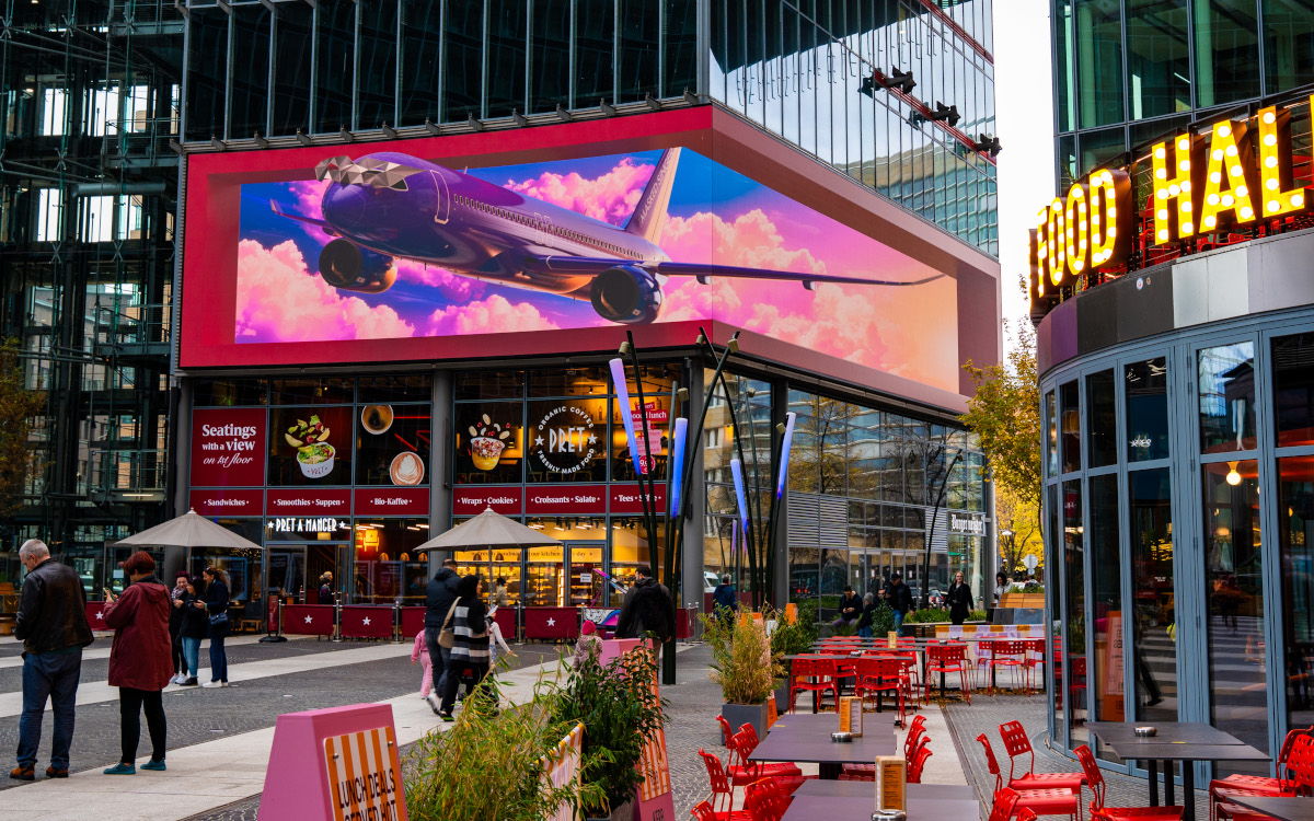 Das "The Masked Singer"-Flugzeug auf dem Screen im Center am Potsdamer Platz (Foto: It Works Group)
