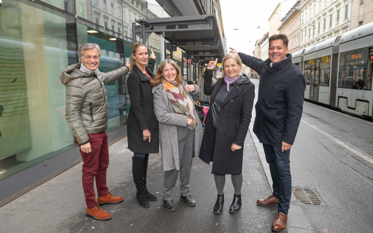 Von links: Ankünder-Geschäftsführer Dieter Weber, Spartenbereichsleiterin Katharina Mayer, Bürgermeisterin Elke Kahr, Bürgermeisterin-Stellvertreterin Judith Schwentner und Stadtbaudirektor Bertram Werle freuen sich über die neuen Wartehäuser. (Foto: Ankünder)