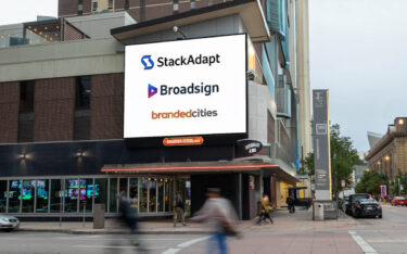 Broadsign, Stackadapt und Branded Cities kooperieren für DooH-Vorausbuchungen. (Foto: Broadsign)