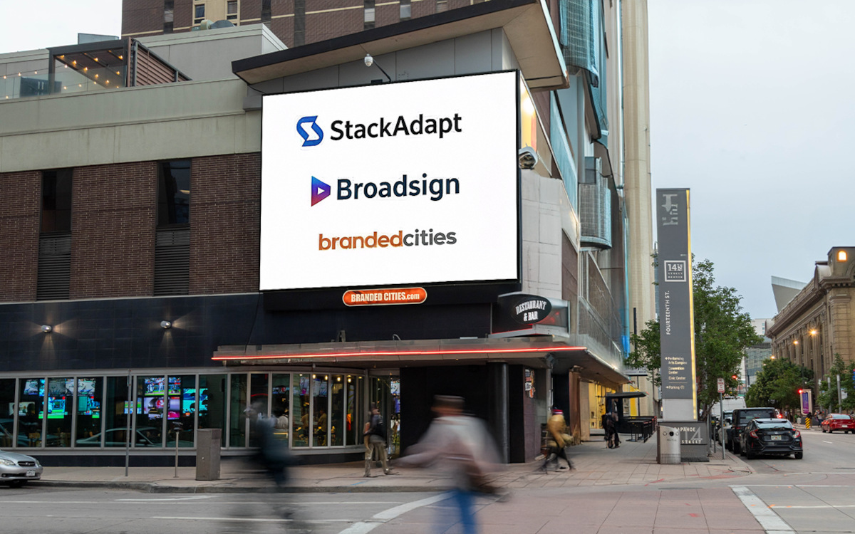 Broadsign, Stackadapt und Branded Cities kooperieren für DooH-Vorausbuchungen. (Foto: Broadsign)