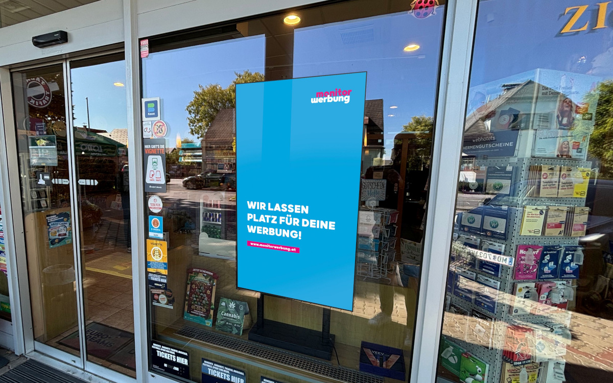 Grazer Trafik-Standort mit Monitorwerbung im Schaufenster (Foto: monitorwerbung)