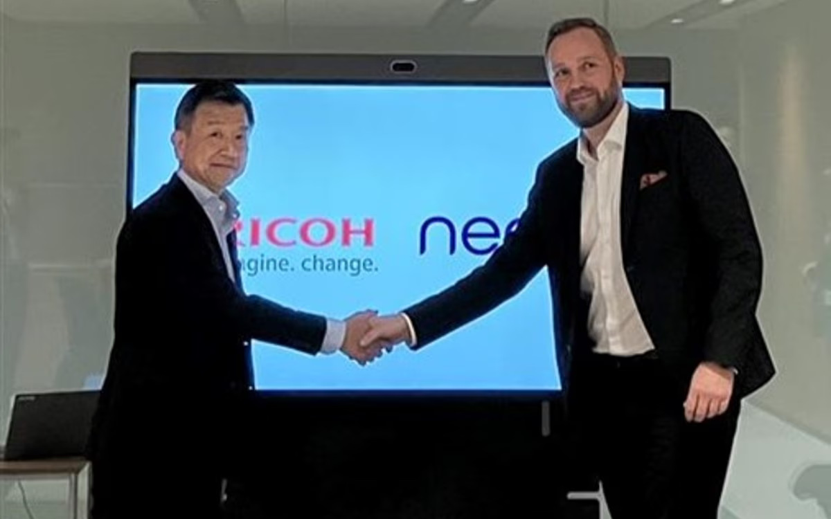 Ivar Johnsurd, CTO und Mitbegründer von ​Neat (rechts), und Takahiro Irisa, Senior Corporate Officer und Präsident der Ricoh ​Digital Services Business Unit (Foto: Ricoh)