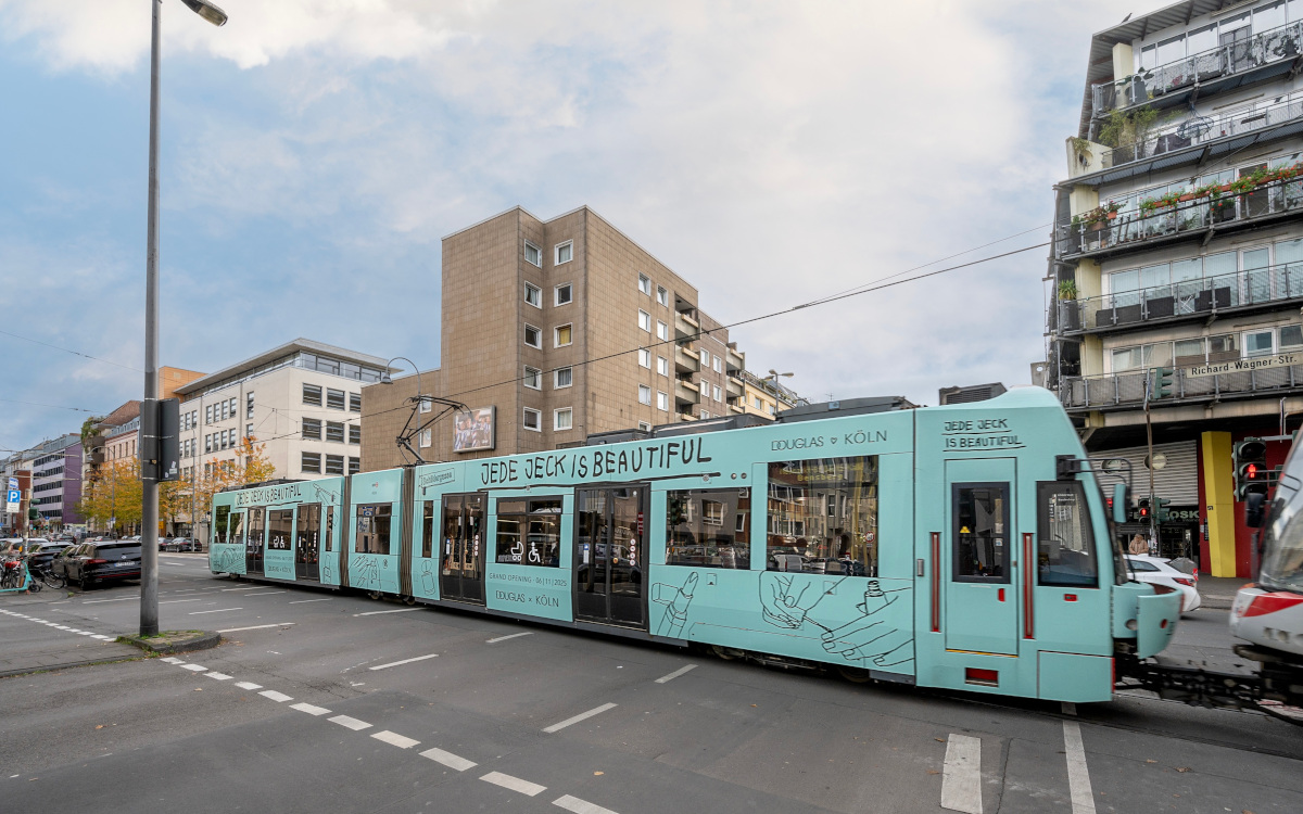 Douglas-Branding auf Kölner Straßenbahn (Foto: Ströer)