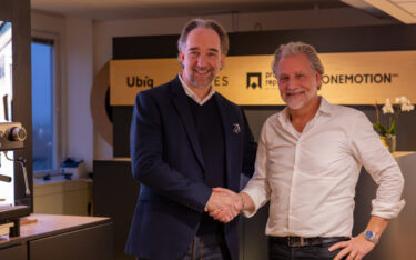 Von links: Robert Bryhn, Regional Country Director Sweden & Denmark bei Zetadisplay, und Mats Mileblad, CEO bei Wobi (Foto: ZetaDisplay)