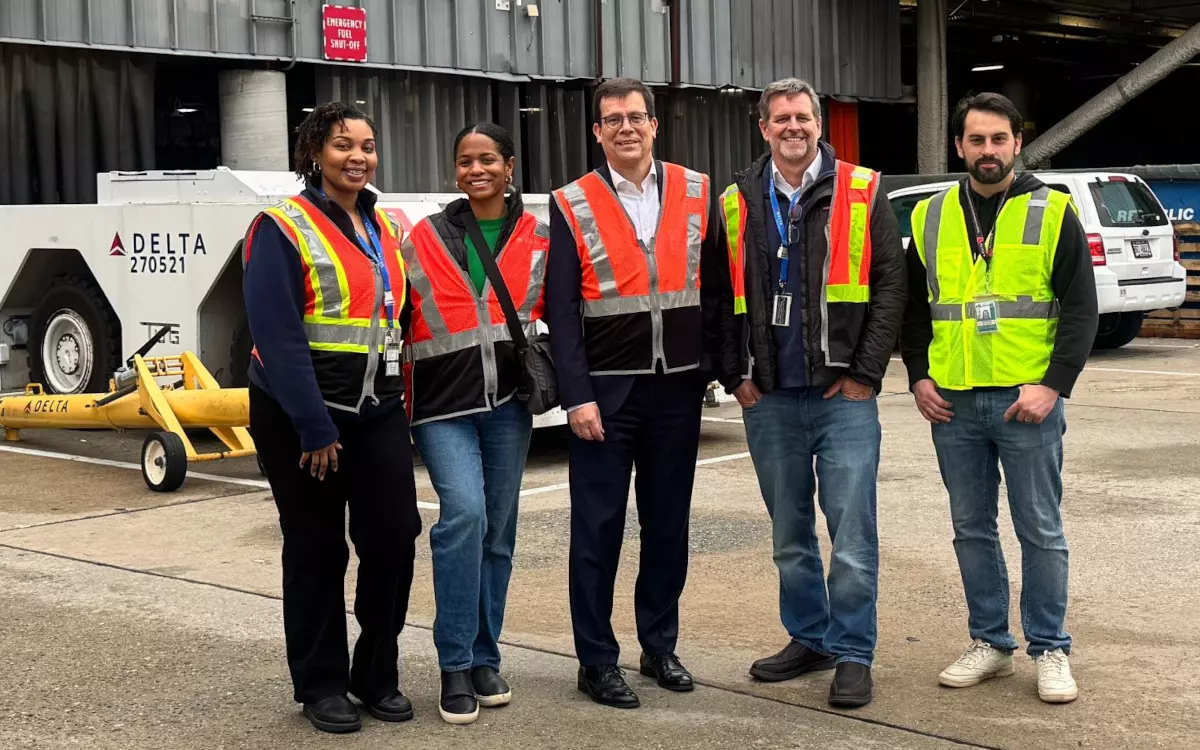 Stefan Schieker von invidis (Mitte) mit dem DS-Team von Delta (Foto: invidis)
