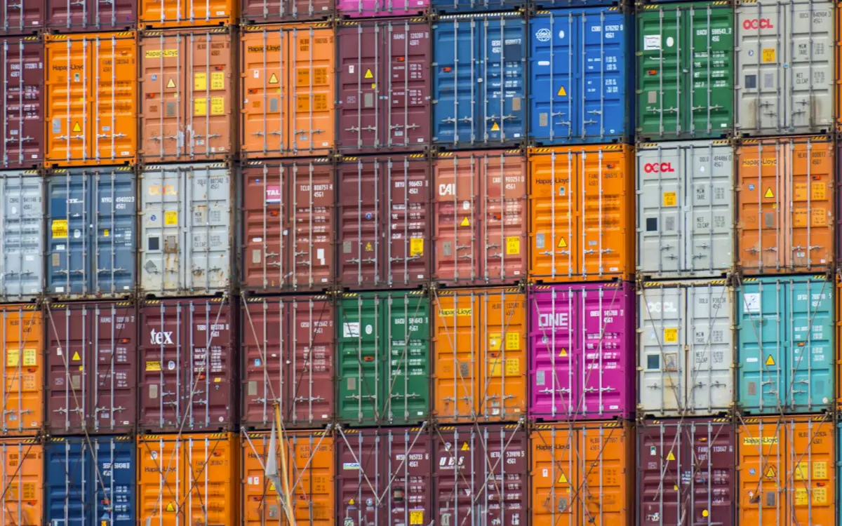 Container im Hamburger Hafen (Foto: Sven/Unsplash)