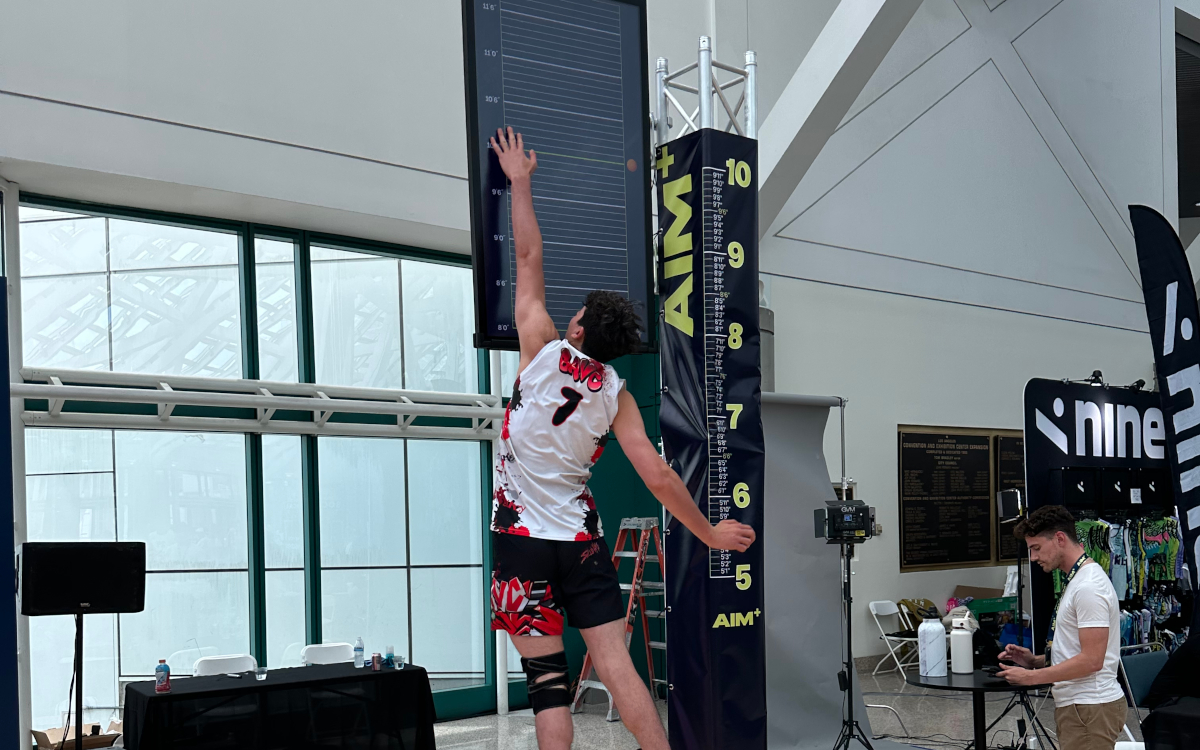 Ein AI-gesteuertes Touchdisplay, das Sprungkraft live misst und visualisiert. (Foto: Red Dot Digital Media)