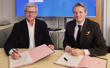 Von links: Andreas Korwol, Verkehrsdezernent der Landeshauptstadt Wiesbaden, und Felix Freund, geschäftsführender Gesellschafter der AWK Aussenwerbung, am 3. Dezember in Wiesbaden bei der Unterschrift des Vertrags (Foto: awk AUSSENWERBUNG)