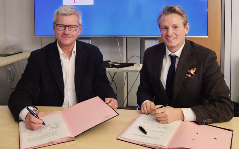 Von links: Andreas Korwol, Verkehrsdezernent der Landeshauptstadt Wiesbaden, und Felix Freund, geschäftsführender Gesellschafter der AWK Aussenwerbung, am 3. Dezember in Wiesbaden bei der Unterschrift des Vertrags (Foto: awk AUSSENWERBUNG)