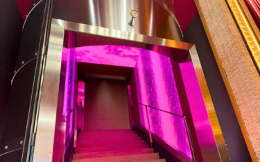 In der Architektur des Gran-Reserva-Flurs sind schräg angeordnete Displays integriert. (Foto: LEDDream Group)