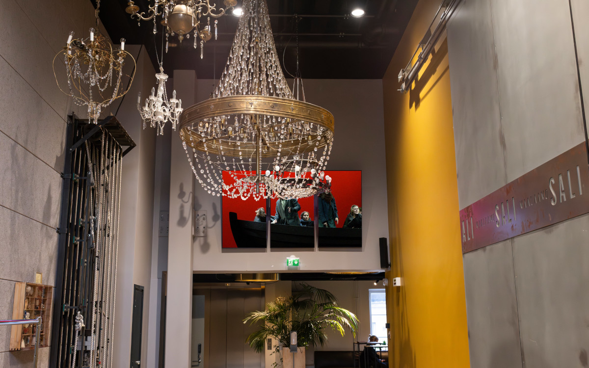 Modernisiertes Digital Signage im Finnischen Nationaltheater (Foto: Sanna Breilin)