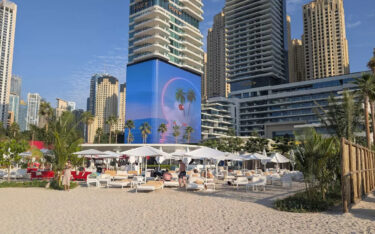 Five Luxe JBR in Dubai mit LED-Werbefläche (Foto: invidis)