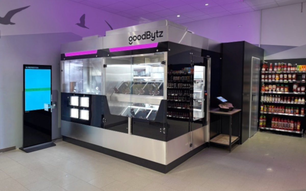 Edeka setzt in seinem Markt in Kiel-Heikendorf eine Roboterküche von Goodbytz ein. (Foto: Goodbytz)