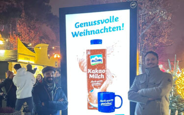 Christoph Glöckel, Digital Marketing Lead NÖM (links), mit Wolfgang Pernkopf, Director of Sales Monitorwerbung (Foto: Monitorwerbung)