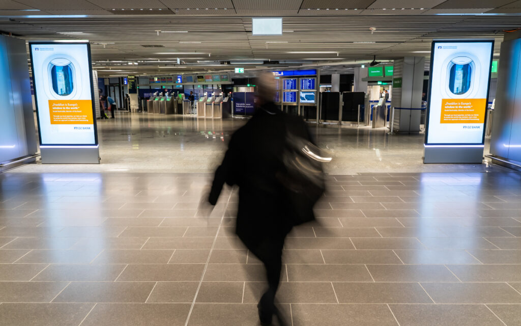 Digitale Screens im Premium Check-in (Foto: Media Frankfurt)