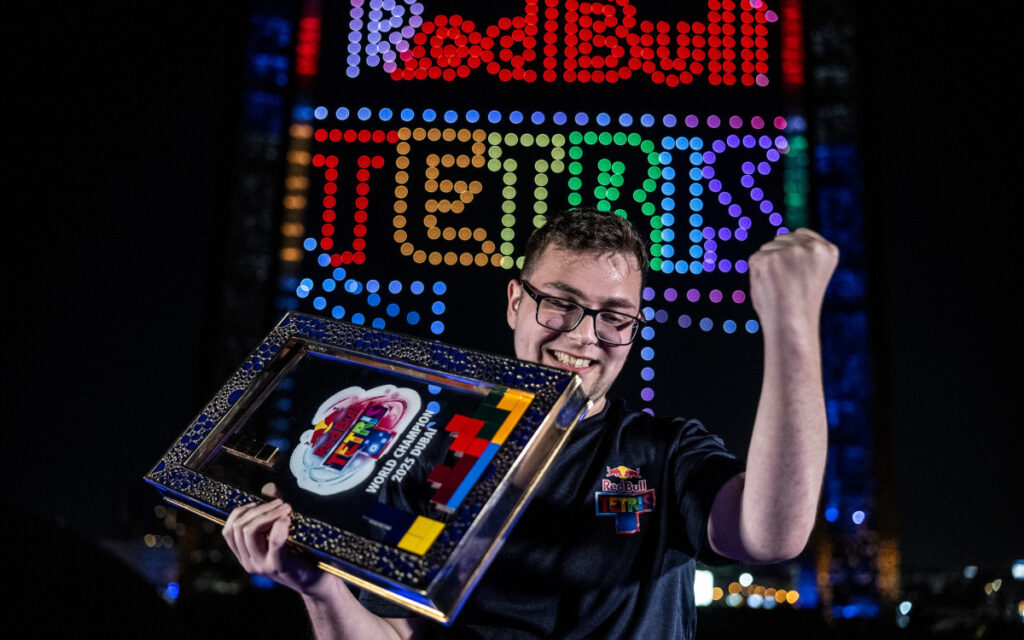 Red-Bull-Tetris am Dubai Frame (Foto: Dean Treml)