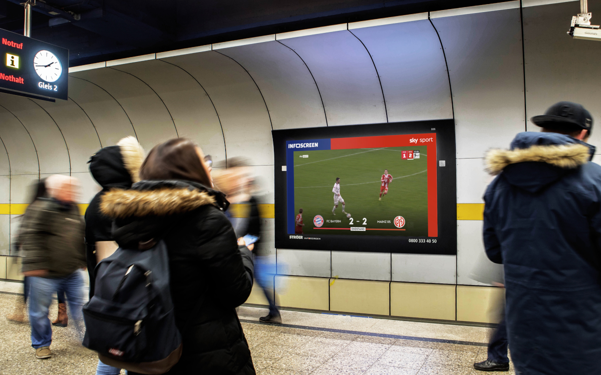 Ströer wird zukünftig Bundesliga-Highlights auf DooH-Flächen zeigen. (Bild: Ströer)