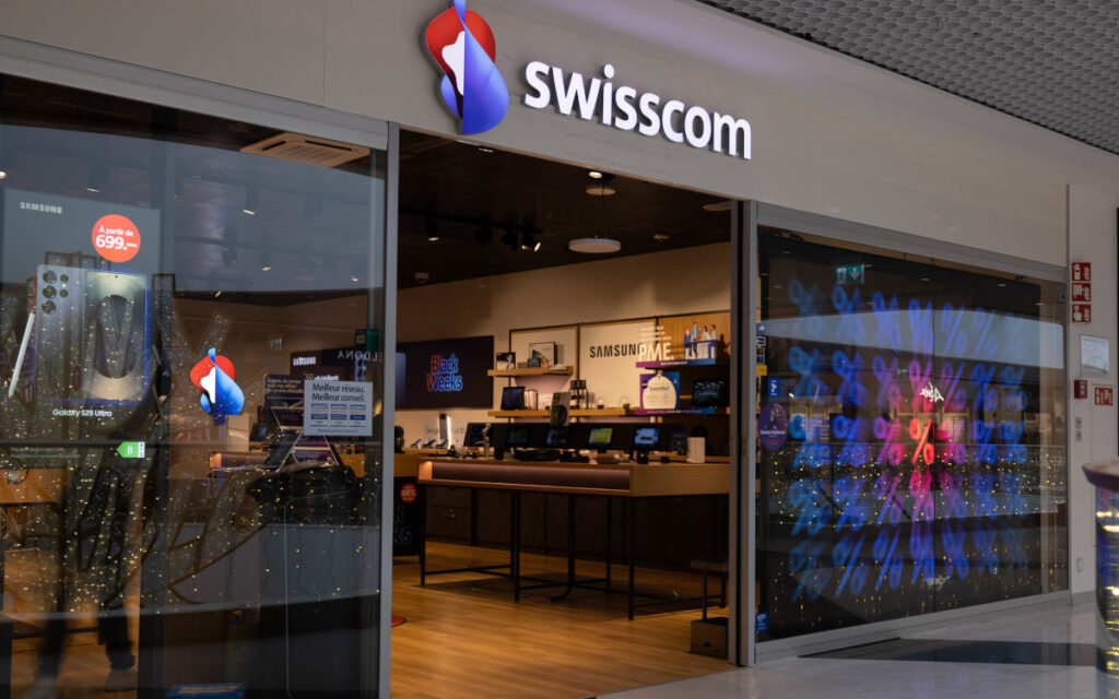 Transparente LED-Poster im Swisscom Shop (Foto: jls)