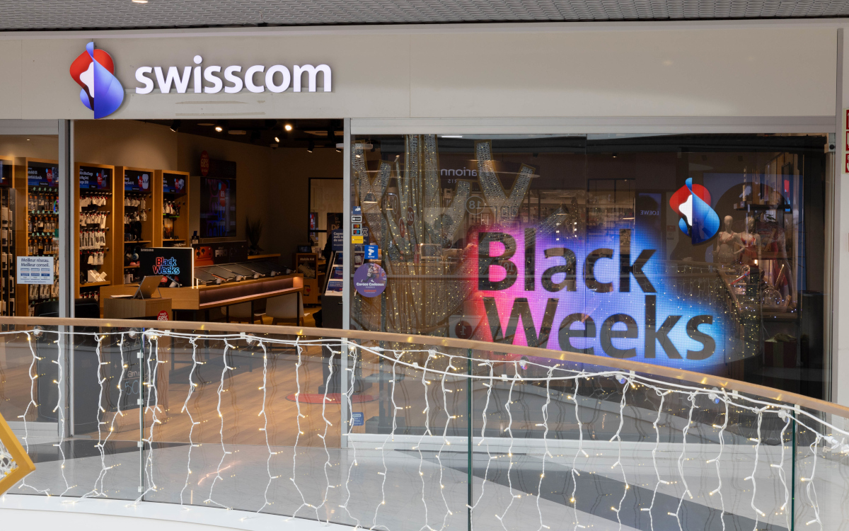 Transparente LED-Poster im Swisscom Shop (Foto: jls)