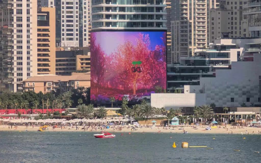 Five Luxe JBR in Dubai mit LED-Werbefläche (Foto: invidis)