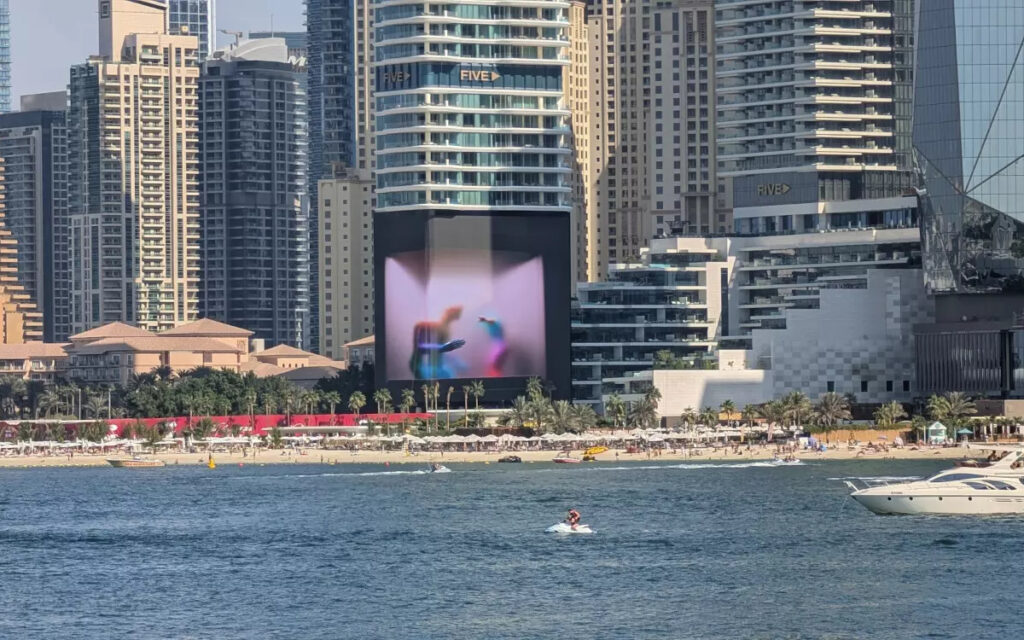 Five Luxe JBR in Dubai mit LED-Werbefläche (Foto: invidis)