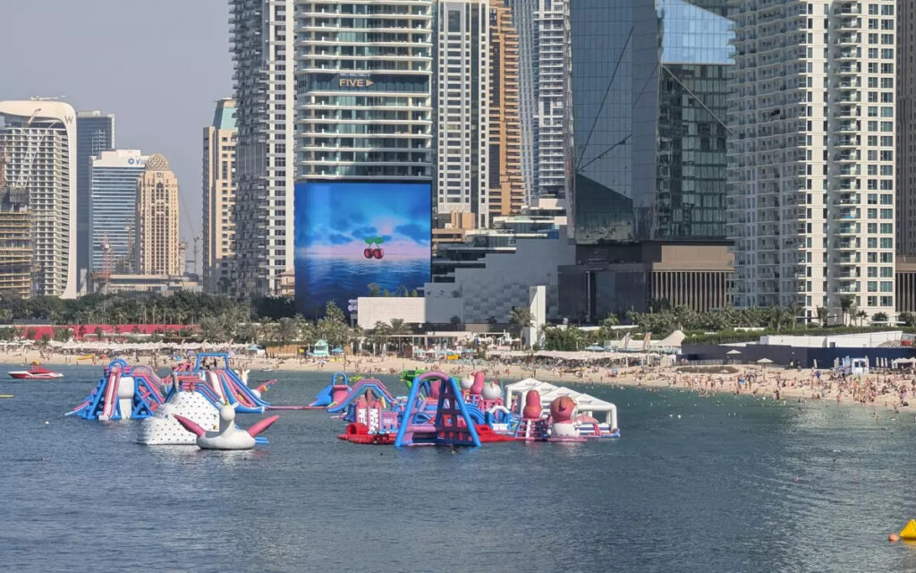 Five Luxe JBR in Dubai mit LED-Werbefläche (Foto: invidis)