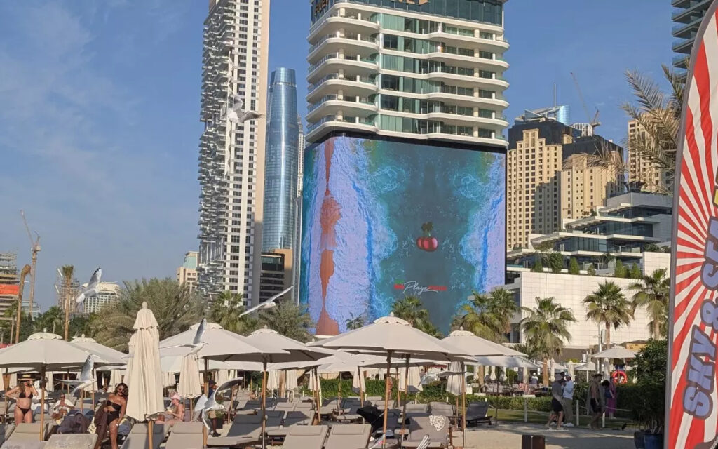 Five Luxe JBR in Dubai mit LED-Werbefläche (Foto: invidis)