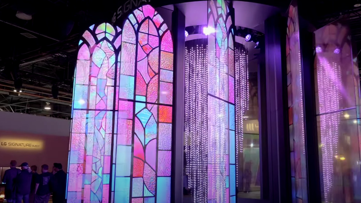 LG mit transparentem OLED-Turm auf der CES 2025 (Foto: LG/Screenshot)