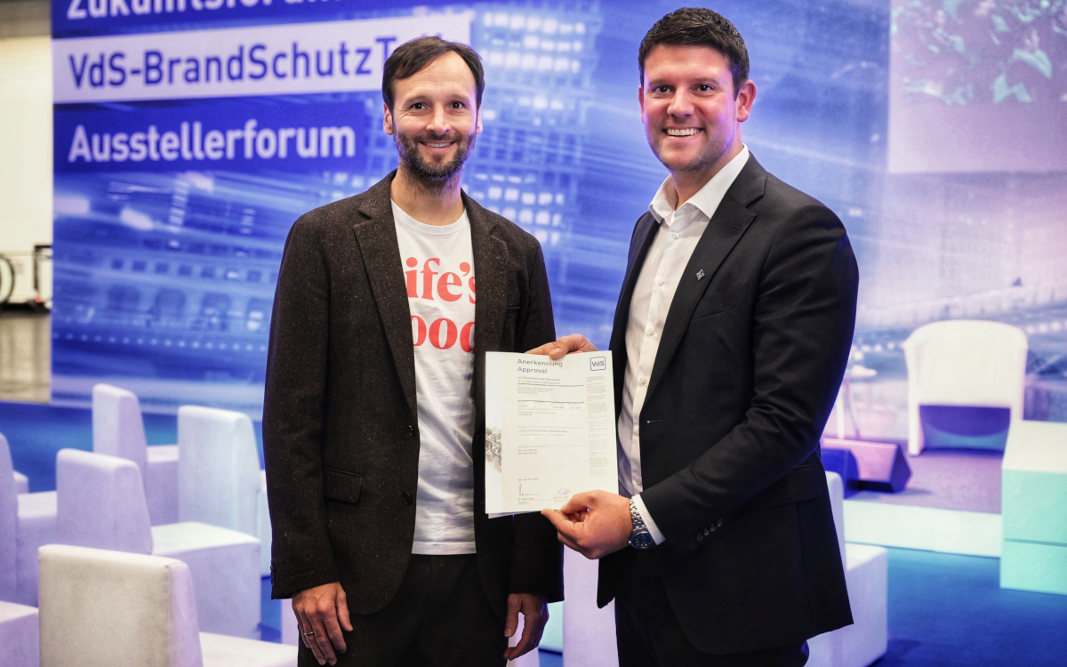 Robert Bergner, Head of Solution Sales bei LG (links) mit Peter Schramm, VdS Schadensverhütung (Foto: LG)