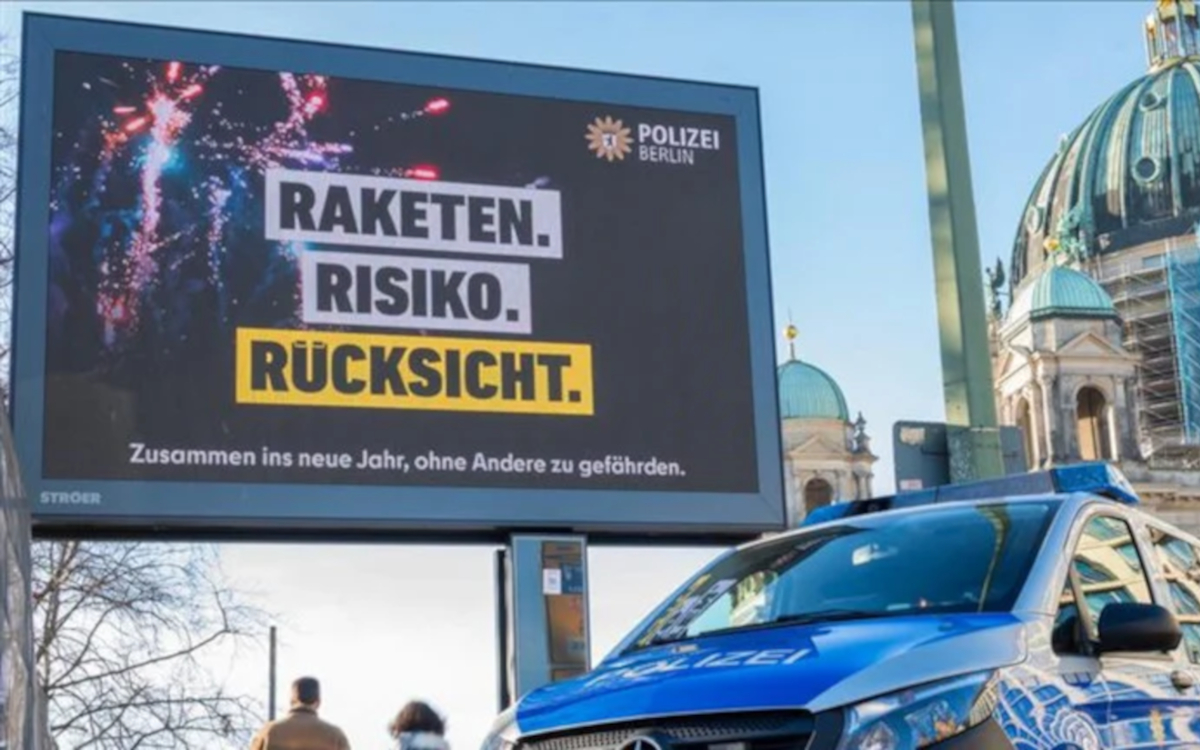 Ströer verbreitet die Silvester-Präventionskampagne der Polizei Berlin auf Dooh-Screens. (Foto: Ströer)