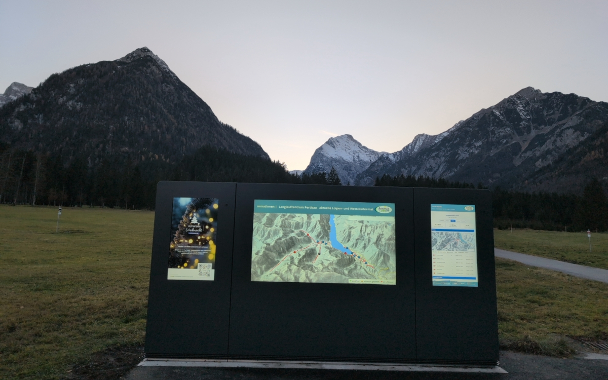 Die neuen Dreifach-Displays ersetzen alte Infotafeln an den Wanderparkplätzen des Achensees. (Foto: invidis)