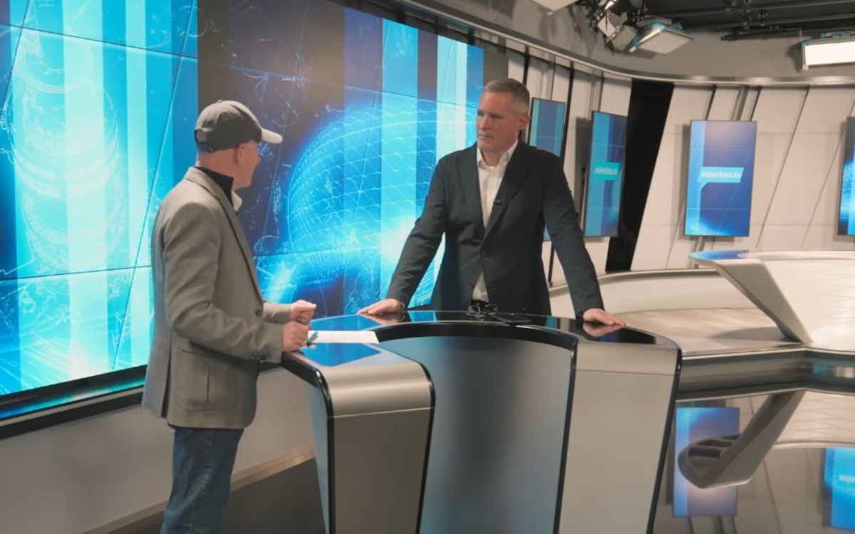 Horst Rettig von München TV (links) und Florian Rotberg von invidis (rechts) im modernisierten TV-Studio von München TV (Foto: München TV)