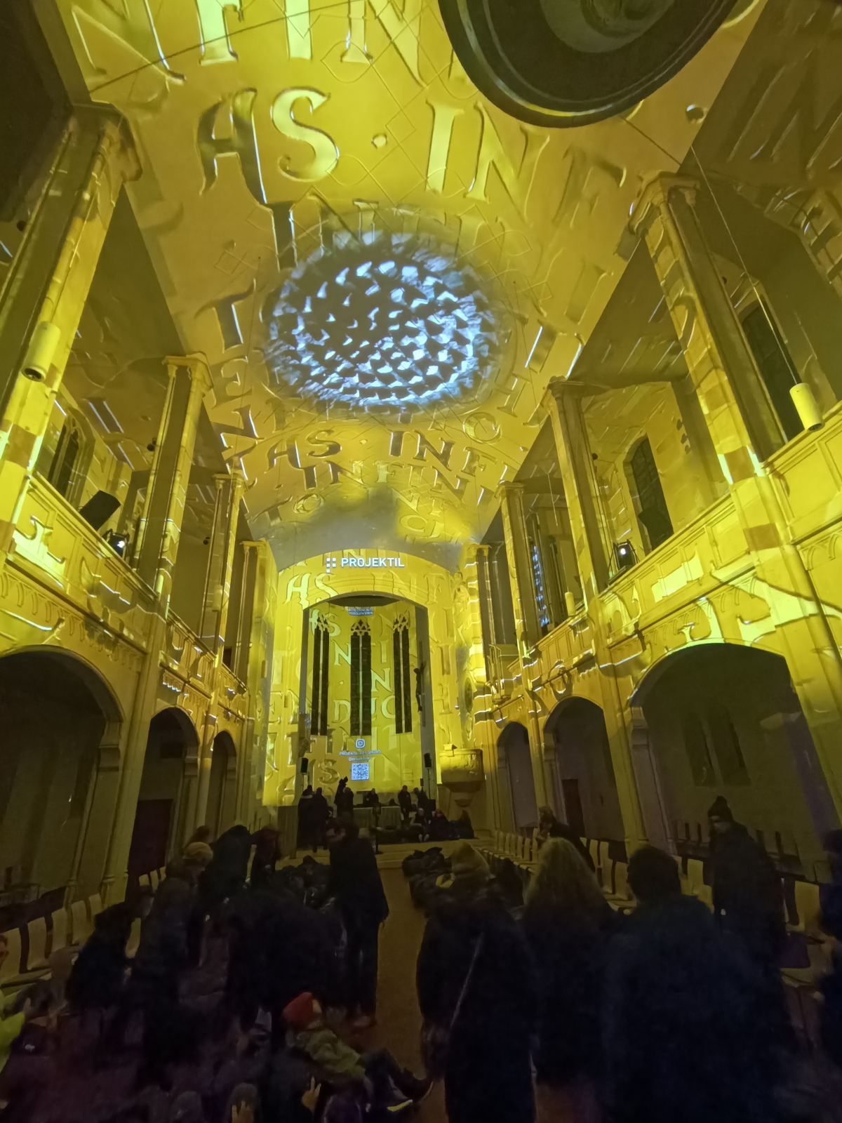 360-Grad-Projektion im Kirchenraum (Foto: Invidis)