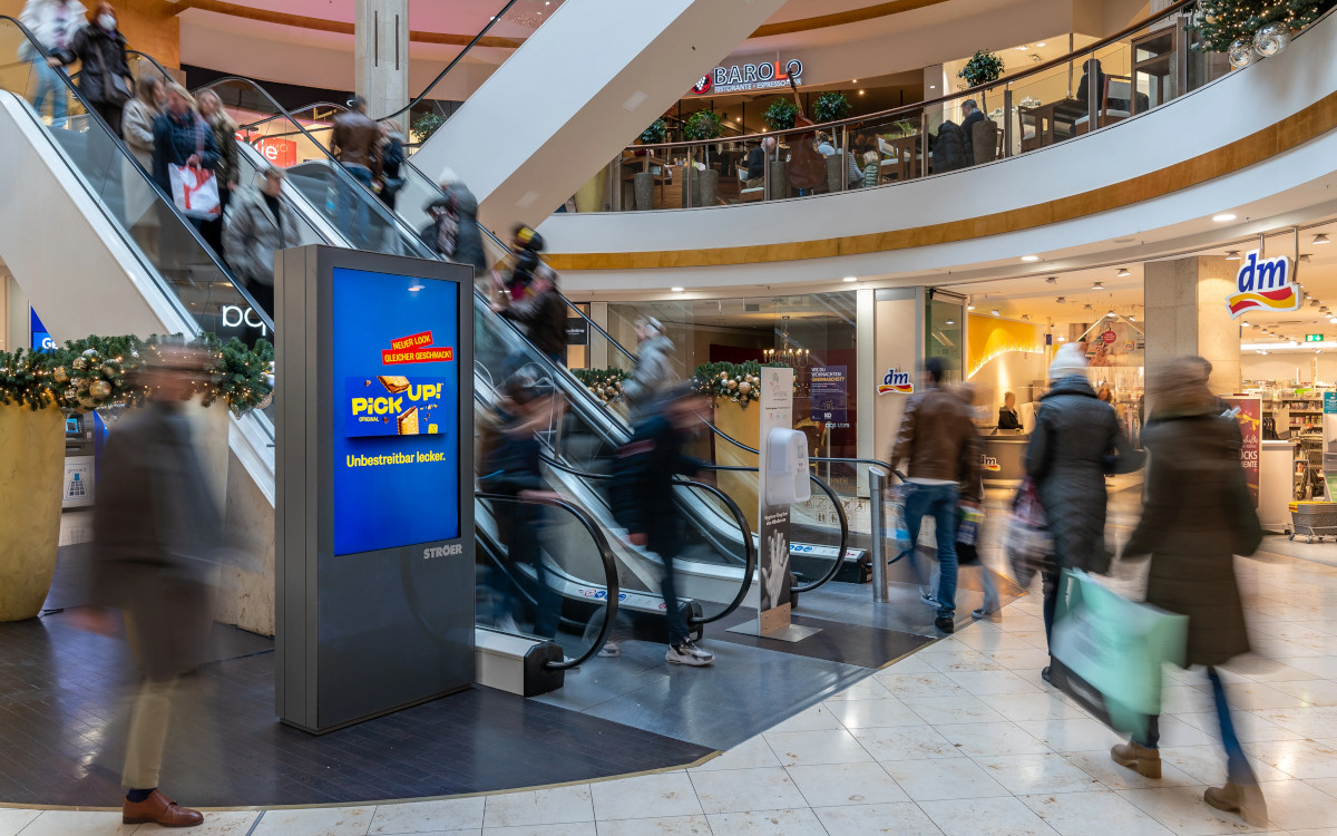 Nielsen Werbetrend: Zum Jahresende 2025 performte At-Retail-DooH besonders gut. (Foto: Tobias Schott/Ströer)