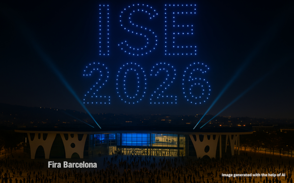Choreografierte Drohnenformationen über dem Messegelände Fira de Barcelona Gran Via bei der ISE 2026. (Foto: ISE / KI-generiert)