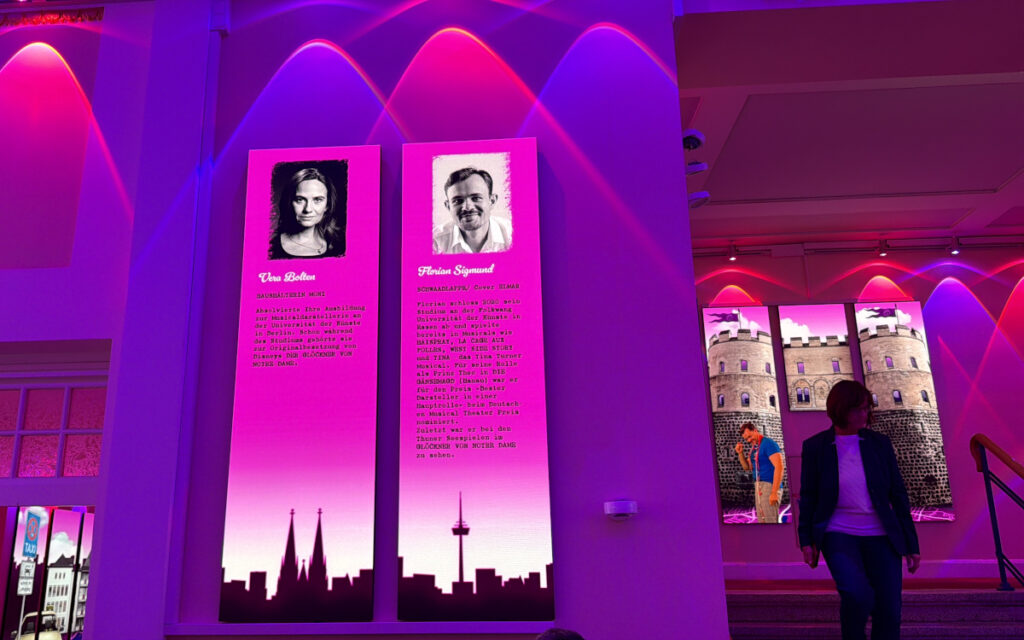 LED-Installation im Foyer der Volksbühne in Köln (Foto: Infiled)