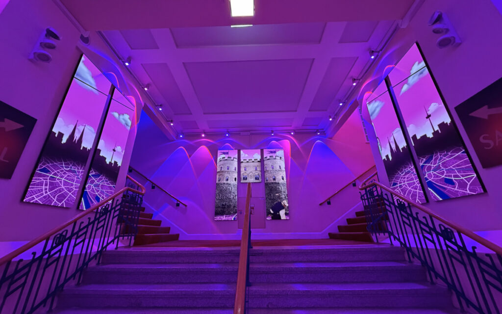 LED-Installation im Foyer der Volksbühne in Köln (Foto: Infiled)