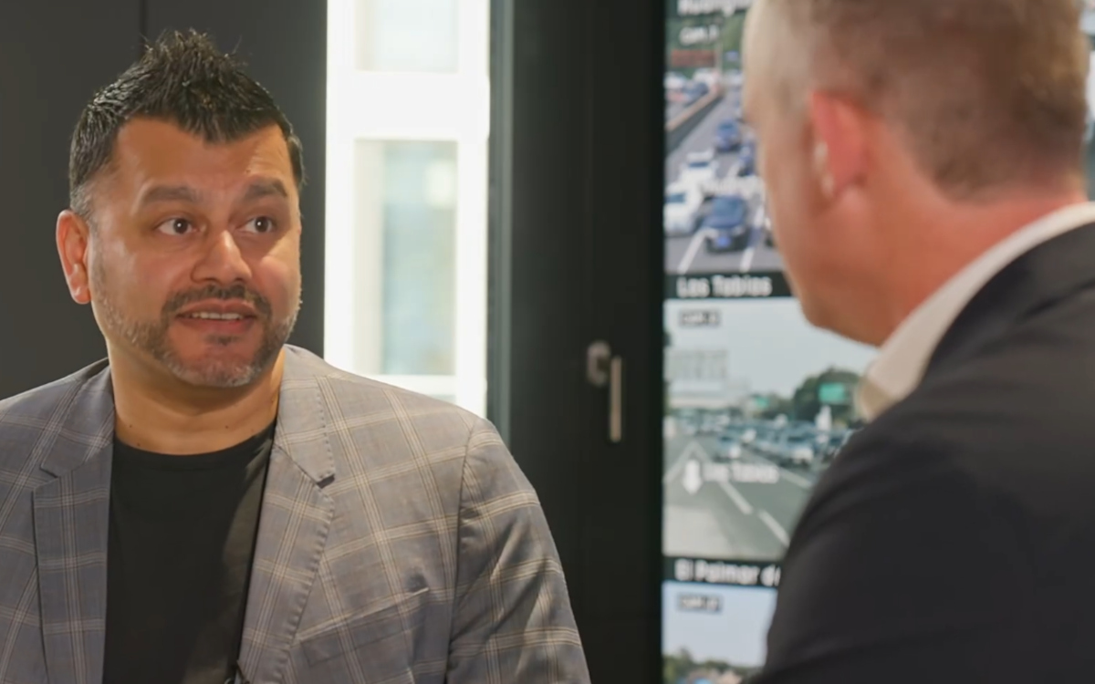 Amit Chatterjee im Gespräch mit Florian Rotberg. (Foto: invidis)