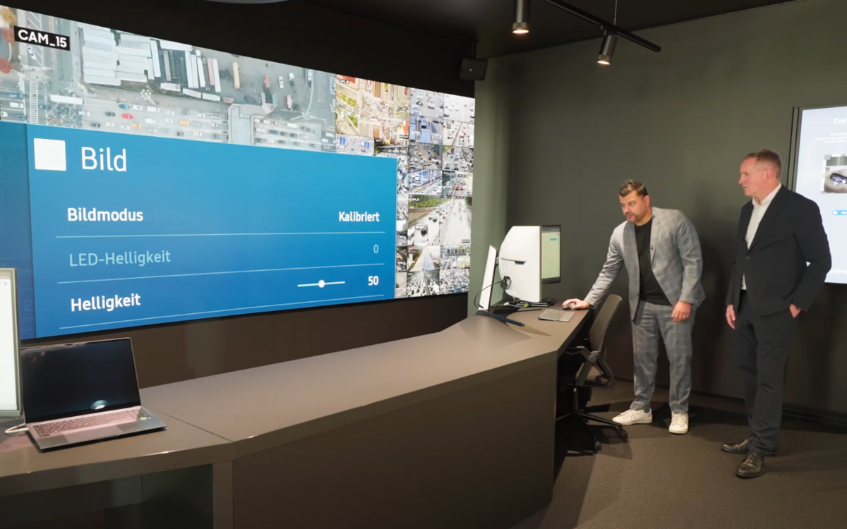 Amit Chatterjee von Samsung (links) und Florian Rotberg von invidis im Business Experience Center Eschborn (Foto: invidis)